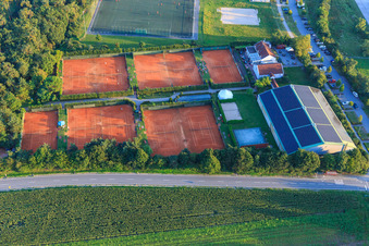 Sportplätze des Tennisclub Olympia Lorsch e.V. und der Tvgg Lorsch im Bundesland Hessen, Deutschland von oben