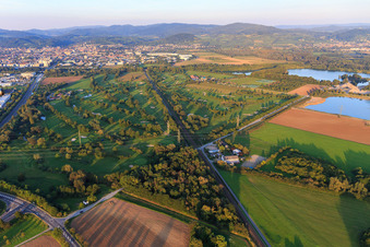 Luftaufnahme von Bahnstrecke zerschneidet den Golfplatz des Golf-Club Bensheim e.V im Bundesland Hessen, Deutschland