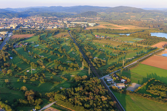 Schrägluftbild von Bahnstrecke zerschneidet den Golfplatz des Golf-Club Bensheim e.V im Bundesland Hessen, Deutschland