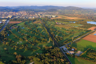 Bahnstrecke zerschneidet den Golfplatz des Golf-Club Bensheim e.V im Bundesland Hessen, Deutschland von oben
