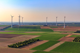 Schrägluftbild von Windpark Hochborn-Gau-Heppenheim nördlich von Bechtheim im Ortsteil Heßloch in Dittelsheim-Heßloch im Bundesland Rheinland-Pfalz, Deutschland