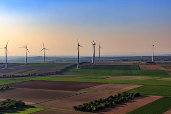 Windpark Hochborn-Gau-Heppenheim nördlich von Bechtheim im Ortsteil Heßloch in Dittelsheim-Heßloch im Bundesland Rheinland-Pfalz, Deutschland von oben