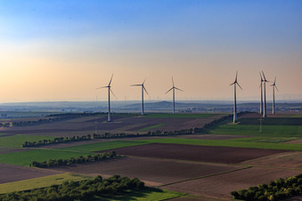 Windpark Hochborn-Gau-Heppenheim nördlich von Bechtheim im Ortsteil Heßloch in Dittelsheim-Heßloch im Bundesland Rheinland-Pfalz, Deutschland aus der Luft