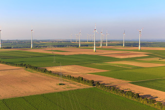 Hochspannungsleitung zum Windpark nördlich von Bechtheim im Ortsteil Heßloch in Dittelsheim-Heßloch im Bundesland Rheinland-Pfalz, Deutschland