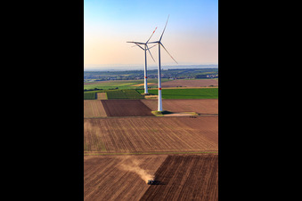Traktor beim Pflügen vor zwei WKAs de sWindpark nördlich von Bechtheim im Ortsteil Heßloch in Dittelsheim-Heßloch im Bundesland Rheinland-Pfalz, Deutschland
