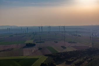 Schrägluftbild von Windpark in Gau-Heppenheim im Bundesland Rheinland-Pfalz, Deutschland