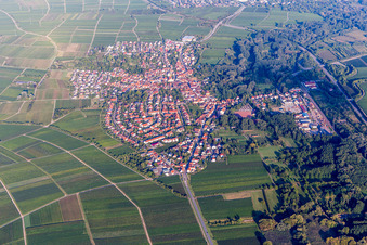 Ortsansicht der Straßen und Häuser der Wohngebiete in Siebeldingen im Bundesland Rheinland-Pfalz, Deutschland