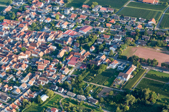 Ortsansicht der Straßen und Häuser der Wohngebiete im Ortsteil Nußdorf in Landau in der Pfalz im Bundesland Rheinland-Pfalz, Deutschland