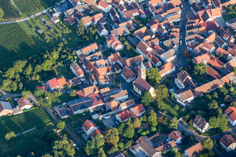 Kirchengebäude im Dorfkern im Ortsteil Nußdorf in Landau in der Pfalz im Bundesland Rheinland-Pfalz, Deutschland