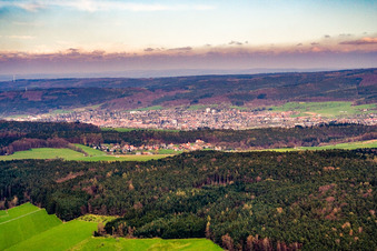 Stadtansicht im Odenwald von Westen in Erbach im Bundesland Hessen, Deutschland