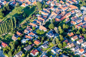 Kirchengebäude im Dorfkern in Knöringen im Bundesland Rheinland-Pfalz, Deutschland