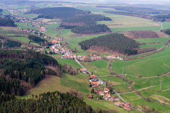 Ortsstraße von Südwesten im Ortsteil Unter-Mossau in Mossautal im Bundesland Hessen, Deutschland