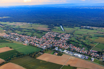 Luftbild von Ortsansicht mit Panzergraben aus Nordwesten in Steinfeld im Bundesland Rheinland-Pfalz, Deutschland