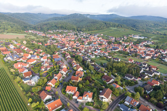 Luftbild von Ortsansicht der Straßen und Häuser der Wohngebiete in Oberotterbach im Bundesland Rheinland-Pfalz, Deutschland
