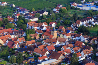 Unterdorfstraße mit Evangelische Kirche in Oberotterbach im Bundesland Rheinland-Pfalz, Deutschland