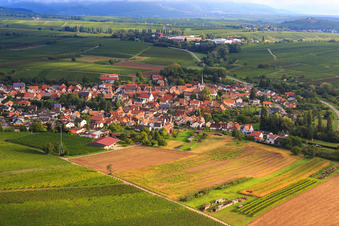 Dorfansicht aus Südwesten in Göcklingen im Bundesland Rheinland-Pfalz, Deutschland
