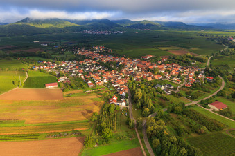 Luftbild von Dorfansicht am Kaiserbach aus Südwesten in Göcklingen im Bundesland Rheinland-Pfalz, Deutschland
