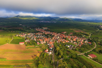Luftaufnahme von Dorfansicht am Kaiserbach aus Südwesten in Göcklingen im Bundesland Rheinland-Pfalz, Deutschland