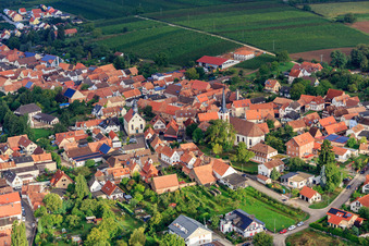 Laurentiusgarten an der Pfaffengasse und Kath. Kindergarten an der Kirche in Göcklingen im Bundesland Rheinland-Pfalz, Deutschland