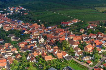 Luftbild von Laurentiusgarten an der Pfaffengasse und Kath. Kindergarten an der Kirche in Göcklingen im Bundesland Rheinland-Pfalz, Deutschland