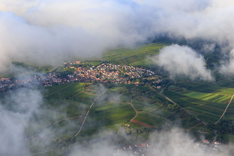 Ortsansicht durch eine Wolkenlücke aus Nordosten in Ilbesheim bei Landau im Bundesland Rheinland-Pfalz, Deutschland