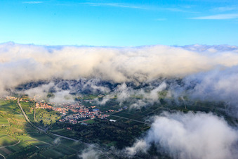 Ortsansicht jenseits der B10 unter Wolken aus Südosten in Siebeldingen im Bundesland Rheinland-Pfalz, Deutschland
