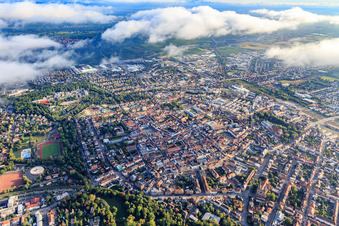 Luftaufnahme von Stadtansicht unter Wolken aus Südwesten in Landau in der Pfalz im Bundesland Rheinland-Pfalz, Deutschland