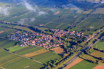 Dorfansicht an der A65 aus Südosten in Knöringen im Bundesland Rheinland-Pfalz, Deutschland