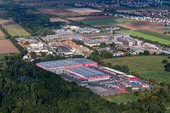 Schrägluftbild von Hornbach Logistikzentrum vor dem Industriegebiet Landau Ost im Ortsteil Dreihof in Essingen im Bundesland Rheinland-Pfalz, Deutschland