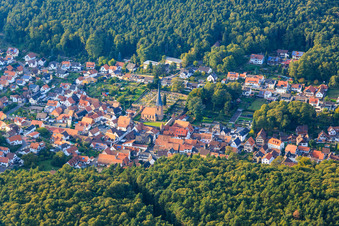 St. Martin Simultankirche im Ortskern in Dörrenbach im Bundesland Rheinland-Pfalz, Deutschland