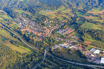 Ortsansicht im Queichtal aus Nordwesten im Ortsteil Queichhambach in Annweiler am Trifels im Bundesland Rheinland-Pfalz, Deutschland