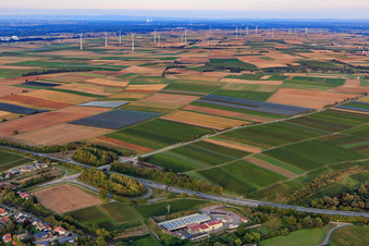 Energieerzeugung vom Geothermiekraftwerk über den Windpark Offenbach bis zum KKW Philppsburg im Hintergrund in Rohrbach im Bundesland Rheinland-Pfalz, Deutschland