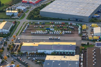 Lagerplatz für noch unverkaufte Daimler Actros-LKW auf dem ehemaligen Disco-Parkplatz im Ortsteil Minderslachen in Kandel im Bundesland Rheinland-Pfalz, Deutschland