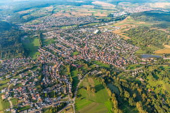 Ortsansicht der Straßen und Häuser der Wohngebiete im Ortsteil Wilferdingen in Remchingen im Bundesland Baden-Württemberg, Deutschland
