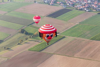 Heißluftballon mit Mützengesicht im Ortsteil Bauschlott in Neulingen im Bundesland Baden-Württemberg, Deutschland