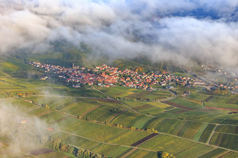 Winzerdorfansicht unter Wolken in Birkweiler im Bundesland Rheinland-Pfalz, Deutschland