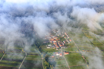 Ortseingang aus Osten unter Wolken in Ranschbach im Bundesland Rheinland-Pfalz, Deutschland