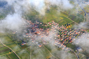 Winzerdorfansicht unter Wolken aus Südosten in Birkweiler im Bundesland Rheinland-Pfalz, Deutschland