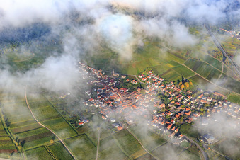 Luftbild von Winzerdorfansicht unter Wolken aus Südosten in Birkweiler im Bundesland Rheinland-Pfalz, Deutschland