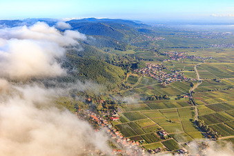 Haardtrand von Albersweiler bis Weyher aus Süden in Gleisweiler im Bundesland Rheinland-Pfalz, Deutschland