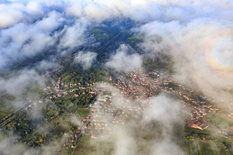 Ortsansicht unter Wolken von Norden in Albersweiler im Bundesland Rheinland-Pfalz, Deutschland