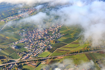 Winzerdorfansicht unter Wolken aus Norden in Birkweiler im Bundesland Rheinland-Pfalz, Deutschland
