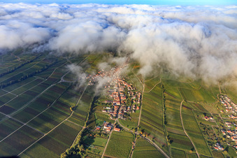 Winzerdorfansicht unter Wolken aus Osten in Ranschbach im Bundesland Rheinland-Pfalz, Deutschland