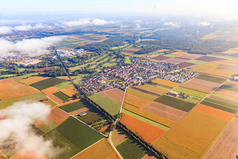Ortsübersicht zwischen Wolken von Südwesten in Steinweiler im Bundesland Rheinland-Pfalz, Deutschland