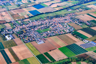 Dorfübersicht mit Sportplatz des  SV Gommersheim 1945 e.V. im Zentrum aus Südwesten im Bundesland Rheinland-Pfalz, Deutschland