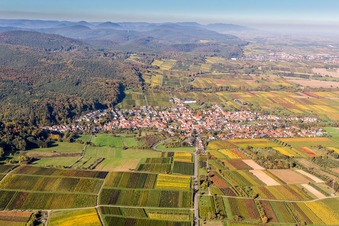 Luftaufnahme von Ortsansicht der Straßen und Häuser der Wohngebiete in Oberotterbach im Bundesland Rheinland-Pfalz, Deutschland