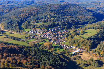 Dorfansicht im Wieslautertal aus Südosten in Niederschlettenbach im Bundesland Rheinland-Pfalz, Deutschland