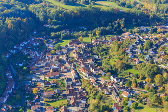 Luftbild von Dorfzentrum mit Kirche St. Peter und Paul in Bundenthal im Bundesland Rheinland-Pfalz, Deutschland