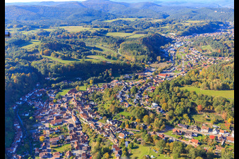 Dorfübersicht im Wieslautertal aus Osten in Bundenthal im Bundesland Rheinland-Pfalz, Deutschland
