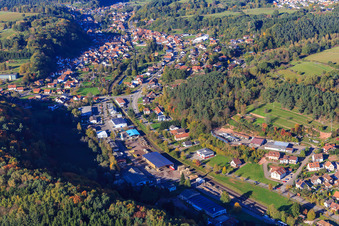 Gewerbegebiet Industriestraße mit  Burkhart Gebrüder GmbH, Autohaus Schlosser in Bundenthal im Bundesland Rheinland-Pfalz, Deutschland